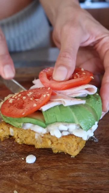 🥰 Pan de calabaza asada, suave y lleno de magia otoñal 🍂
Hecho con calabaza dulce, harina de avena y claras veganas de lino hidratado, aquí te dejo cantidades:
✨ Ingredientes sencillos:
💛 250 g de calabaza asada (sin agua)
🤍 6 cucharas grandes de lino dorado hidratado del día anterior
🌾 120 g de harina de avena o espelta integral
🌿 1 cdita de levadura en polvo eco o bicarbonato con un cítrico
🌸 1 cdita de canela
🧂 Una pizca de sal
🍯 Y si te apetece, un toque de miel o una fruta muy dulce, yo añadí manga muy madura.
Mezclas todo con , horneas a 180 °C unos 30 minutos… y listo.
Un pan húmedo, tierno y con ese sabor dulce natural de la calabaza.
#PanDeCalabaza #NutriciónConSabor #CocinaSaludable #RecetaFácil #AvenaPower #HechoEnCasa #CocinaNatural #ComidaQueNutre #HealthyLifestyle #RecetaSaludable #LasRecetasdeHealthyMama #LlévameAlHuerto