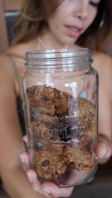 Galletas saludables para niños (y para todos en casa) 🍪💛
No duraron ni un día 😅
Las hice para el cumple de mi hija… y tuve que volver a prepararlas porque desaparecieron antes de tiempo.
Y claro, no me extraña: son crujientes por fuera, suaves por dentro y con ese sabor casero que enamora desde el primer bocado ✨
👉 Ingredientes (12-14 galletas):
🥣 120 g de copos de avena finos
🌾 80 g de harina integral de avena o de almendras
🥥 70 g de mantequilla derretida o aceite de coco
🍯 60 g de eritritol (ajusta al gusto)
🥚 1 huevo o versión vegana (1 cda de semillas de chía/linaza + 3 cdas de agua)
✨ 1 cdita de polvos de hornear eco
🍂 1/2 cdita de canela (opcional)
🧂 1 pizca de sal
🍫 Opcional: 40 g de chips de chocolate negro, frutos secos picados o pasas
💛 Dato nutricional:
La avena es rica en fibra beta-glucano, que ayuda a mantener estables los niveles de glucosa y aporta saciedad.
Además, el eritritol es una alternativa sin azúcar que no afecta la glicemia, ideal para recetas familiares.
Perfectas para acompañar el café, como snack pre-entreno o para tener siempre algo dulce y nutritivo a mano 🌿
📌 Guarda este reel para cuando necesites una receta fácil, saludable y deliciosa.
Y cuéntame luego… ¿también desaparecieron rápido en tu casa? 😋
#recetassaludables #galletassaludables #nutricionista #hechoencasa #snacksaludable #vidasana #nutricionreal #healthyrecipes #avena #chocolatesaludable #sinprocesados #cocinasaludable #kidsfriendly #alimentacionsaludable