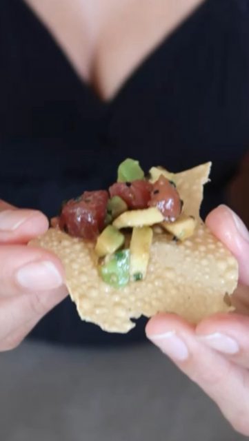 Cómo hacer un tartar de atún bajo en mercurio sin perder sabor ni densidad nutricional 🧠🐟
🧊 Escoge atún pequeño o joven:
menos tiempo de vida = menos metilmercurio.
(0,1–0,3 mg/kg vs 1,0 mg/kg en el rojo adulto).
🥑 Añade aguacate: su fibra, glutatión y polifenoles
reducen la absorción intestinal del mercurio y
alimentan tu microbiota detoxificante.
🌿 Cebollino fresco = azufre + quercetina → activa enzimas hepáticas (fase II) y neutraliza radicales libres.
🧴 Aceite de sésamo virgen extra: lignanos + tocoferoles →
protegen los lípidos del atún y mitigan la toxicidad oxidativa del mercurio.
✨ Tip de sinergia: combínalo con AOVE y limón → antioxidante + biodisponibilidad.
🍃 Acompaña con alimentos quelantes naturales:
cilantro, brócoli, ajo, algas, avena o chlorella 🌱. (Estos ingredientes no son parte de esta receta, pero puedes usarlos al cocinar atún )
👩🍳 Mezcla, añade tamari, sésamo tostado y disfruta sobre papadam crujiente.
🚫 consume con moderación, evita en embarazadas y niños.
💚 Alterna con sardinas, caballa o boquerones = omega-3 limpios.
#CocinaCientífica #TartarAntitóxico #NutriciónConCriterio #LlévameAlHuerto #lasrecetasdehealthymama