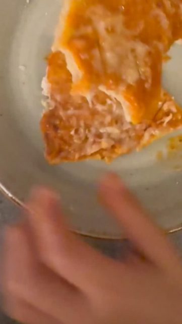 RECETA Masa de Pizza Saludable con Avena + Almendras + Kéfir Lo siento porque el vídeo no está demasiado currado… estoy viviendo aquí y ahora 🤍✨
Pero quería compartirles una receta súper fácil, sana y deliciosa, perfecta para ustedes y para sus niños.
Una masa de pizza sin harinas refinadas, hecha con carbohidratos nobles de la avena integral, la fibra y grasas buenas de la harina de almendras, las proteínas del huevo, un toque de ajo en polvo, kefir para darle magia…
y, sobre todo, mucho amor ✨🍕🥰
Ingredientes (1 pizza mediana):
• 1 taza de avena integral molida o harina de avena
• ½ taza de harina de almendras
• 1 huevo
• 3–4 cucharadas de kéfir natural (hasta lograr textura)
• ½ cucharadita de ajo en polvo
• ½ cucharadita de sal
• ½ cucharadita de levadura química (opcional pero mejora el aire)
• 1 cucharada de AOVE y pizca de sal
Preparación:
1. Mezcla la harina de avena y la de almendras en un bol.
2. Añade el huevo, el ajo en polvo, la sal y la levadura ecológica ( no química, que puede alterar la microbiota)
3. Incorpora el kéfir poco a poco hasta formar una masa suave y manejable, no pegajosa.
4. Agrega el AOVE y amasa un minuto más.
5. Estira la masa entre dos papeles de horno hasta el grosor que te guste, usa un poco de harina de avena para que no se te peguen los dedos demasiado.
6. Pre-hornea 8 minutos a 180ºC.
7. Añade tus toppings saludables y hornea de nuevo 10–12 min.
Queda crujiente por fuera, suave por dentro y súper nutritiva 🤤💚
Yo añadí y mi salsa barbacoa y queso cottage y parmesano. Y les encantó 😊❤️