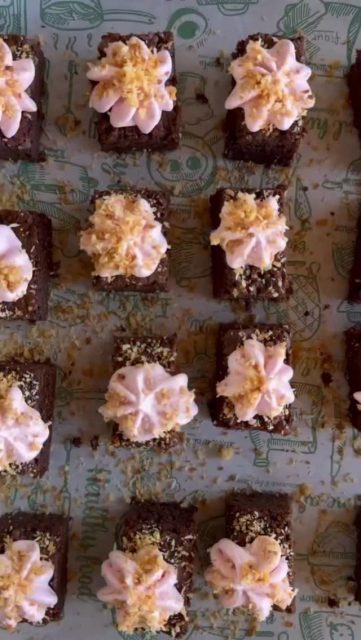 ✨ Un catering diferente… ✨
Hecho con densidad nutricional, mucho amor y una pizca de magia saludable 💚
Cada bocado está pensado para nutrir, sorprender y disfrutar.
Sabores reales, ingredientes del huerto 🌿 y una propuesta que cambia la forma de vivir un evento.
Porque en Llévame al Huerto no solo cocinamos…
🌸 Creamos experiencias que alimentan cuerpo y alma.
🎥 Perfecto para eventos que desee una cocina deliciosa, sana y hermosa
#CateringConAlma #LlévameAlHuerto #NutriciónBonita #CocinaSaludable #EventosConMagia #HealthyCatering #cateringenlaspalmas