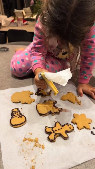 Galletas de Navidad 🎄🎁
Aquí te dejo una receta muy fácil y deliciosa que puedes disfrutar haciendo en familia.
INGREDIENTES
• 1 ½ taza (150 g) de harina de avena integral
• ½ taza (50 g) de almendra molida (da elasticidad a la masa)
• 2 cucharadas de almidón de maíz (opcional pero ayuda a que corten perfecto)
• 1 cucharadita de canela o este mix de especies de galletas de jengibre de @sparnatural
• ¼ cucharadita de bicarbonato
• 1 pizca de sal
• 1 huevo
• 3 cucharadas de mantequilla derretida o aceite de coco
• 1 cucharada de miel o sirope de dátil
• 1 cucharadita de vainilla
🥣 PREPARACIÓN
1. Mezcla secos
En un bol grande junta:
Harina de avena + almendra + almidón + canela + jengibre + bicarbonato + sal.
Mezcla bien.
2. Mezcla húmedos
En otro bol bate:
Huevo + mantequilla derretida + miel + vainilla.
3. Une las masas
Vierte los húmedos sobre los secos y mezcla con una cuchara o las manos hasta formar una masa.
Si queda muy pegajosa, añade 1–2 cucharadas más de harina de avena.
Debe quedar suave, moldeable, tipo plastilina.
4. Reposa la masa
Enfría 20–30 min en la nevera.
Esto es clave para que los moldes salgan perfectos.
5. Estira y corta
Pon la masa entre dos papeles de horno y estira con rodillo a 5–6 mm.
Quita el papel de arriba y corta con moldes (arbolitos, estrellas, renos…).
6. Horneado
• Horno 180°C, calor arriba y abajo.
• 8–10 minutos.
Retira cuando los bordes estén apenas dorados (se endurecen al enfriar).
7. Deja enfriar
Importante para que cojan consistencia.
✨ Tip para decorarlas
Chocolate negro y queso crema. Una cucharadita de cada y una cucharadita de eritritol - ponlo en una manga pastelera y dibuja ❤️🎄🎁#llevamealhuerto #lasrecetasdehealthymama #recetasfacilessanaydeliciosas
