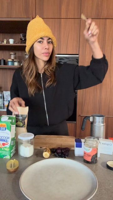 ¿PORQUE ES IMPORTANTE QUE NUESTROS NIÑOS SE NUTRAN BIEN?
“¿Sabías que durante la infancia y la pubertad el cuerpo está programado para crear adipocitos, las células donde se almacena la grasa?
Si en esas etapas los niños consumen de forma habitual más calorías de las que necesitan, el cuerpo creará más depósitos de grasa (más ‘habitaciones’)de las necesarias.
Ese exceso de adipocitos permanece en la edad adulta y aumenta de forma clara el riesgo de desarrollar obesidad en el futuro
#saludynutricion #llevamealhuerto #lasrecetasdehealthymama #nutricioninfantil