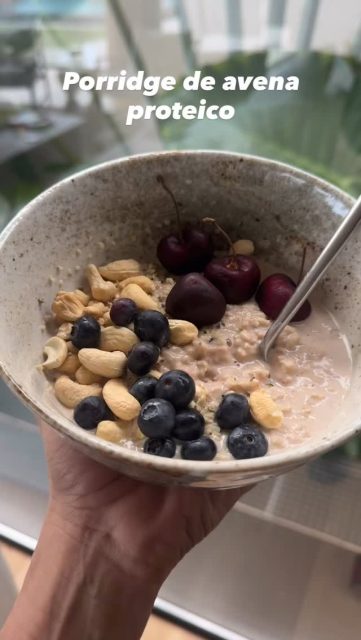 ✨ Porridge de avena proteico, equilibrio nutricional real ✨
Este bowl no es solo un desayuno bonito, es nutrición con sentido 👩🏻⚕️✨
Combina hidratos complejos, proteína de calidad y grasas saludables, lo que se traduce en energía estable, saciedad y mejor control del apetito a lo largo de la mañana.
🥣 Avena + 30g extra de proteína sin azúcares añadidos
→ Carbohidratos de liberación lenta + aminoácidos esenciales para masa muscular y metabolismo activo.
🥛 Bebida de avellanas sin azúcares añadidos
→ Aporta grasas monoinsaturadas y evita picos glucémicos innecesarios.
🧂 Canela
→ Mejora la sensibilidad a la insulina y ayuda a regular la glucosa postprandial.
🫐 Arándanos
→ Ricos en polifenoles con efecto antioxidante y protector celular.
🌱 Semillas de cáñamo
→ Fuente completa de proteína vegetal, omega 3 y magnesio.
🥜 Anacardos
→ Grasas saludables, zinc y cobre para sistema nervioso y función inmune.
🍒 Cerezas
→ Antiinflamatorias naturales, apoyo a la recuperación y al descanso.
🔬 Conclusión nutricional:
Un desayuno completo, saciante y metabólicamente inteligente, ideal para mantener foco mental, rendimiento físico y estabilidad energética.
#NutriciónInteligente #DesayunoEquilibrado #PorridgeProteico #ComidaReal #EnergíaEstable #SaludMetabólica #EducaciónNutricional 🧠🥣