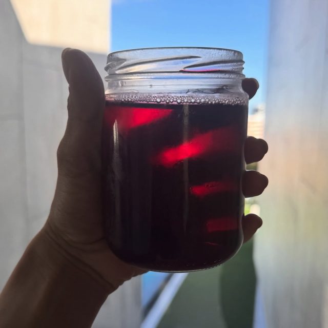 🌺 Una simple infusión de hibiscus
y todo lo que puede generar en ti 🌺
A veces no hacen falta grandes gestos,
sino pequeños cambios y hábitos conscientes.
Y en un detalle tan sencillo como una taza de hibiscus
puedes empezar a generar mucho más de lo que imaginas.
✨ Puedes ayudar a tu cuerpo a desinflamarse
✨ Puedes cuidar tu corazón y tu circulación
✨ Puedes acompañar a tu metabolismo con suavidad
✨ Puedes drenar lo que sobra y aligerarte
✨ Puedes proteger tus células del estrés diario
✨ Puedes crear un momento de pausa para disfrutarte y bajarte de los afanes
No es magia.
Es ciencia natural actuando despacio.
Antocianinas, polifenoles y antioxidantes 🌺
Sigo en mensajes …