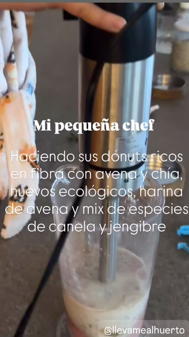 Fibra prebiótica - ( cantidad 1 bote de cristal de yogur reciclado)
Prepara los siguientes ingredientes:
• 3 cucharadas de avena en copos
• 1 cucharada de semillas de chía
• 200 ml de bebida de almendras sin azúcar
• Opcional:
• ½ cucharadita de canela
• 1 cucharadita de semillas de lino
• frutos rojos o trocitos de manzana
• yogur natural o kéfir (para añadir probióticos reales)
Preparación
1. Mezcla la avena, la chía y la bebida de almendras en un frasco o bol.
2. Remueve bien para que la chía no se apelmace.
3. Déjalo hidratar en la nevera toda la noche (8–12 h).
4. Por la mañana añade fruta o yogur si deseas.
O haz unos dónuts prebióticos como estos que están deliciosos, ricos en beta-glucanos y mucílagos.
#comersanoyrico #lasrecetasdehealthymama #recetasparaniños