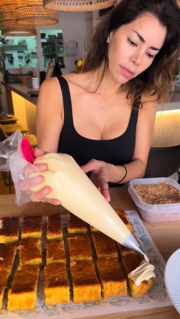 Hola a todos 💛
Es cierto que llevo un tiempito sin publicar recetas… pero no es casualidad, estoy invirtiendo mucho amor a la vida, mi familia, al presente, al Huertito y a mi ❤️. 

He estado trabajando, estudiando y afinando cada detalle para seguir creciendo y poder ofrecerles siempre lo mejor: más calidad, más conciencia y más sabor 🌿

Aquí les dejo una pequeña muestra la 🍰 Tarta de maracuyá de nuestro huerto

Una receta:
✨ Jugosa
✨ Intensamente sabrosa
✨ Y mucho más ligera en azúcares

👉 Elaborada con maracuyás de nuestro propio huerto
👉 Endulzada con panela integral y solo un 20%  respecto a un postre convencional

Porque creemos que el verdadero lujo está en cuidarse disfrutando.

Muy pronto… más recetas, más ideas y más inspiración 💫
Gracias por seguir aquí 🫶

#LlevameAlHuerto #PostresSaludables #SinUltraprocesados #CocinaConsciente #HealthyDesserts Maracuyá RealFood NutriciónInteligente VidaSaludable Canarias