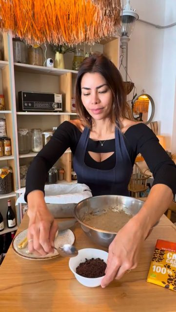 Pan de plátano saludable (del que te cuida sin darte cuenta) 🍌✨
Para todos los públicos • Sin gluten • Equilibrado en micro y macronutrientes

Porque cuidarte no debería saber a castigo… sino a pan de plátano recién hecho.

Ingredientes

Base húmeda
• 300 g plátano maduro casi negritos por fuera 
• 2 huevos
• 60 g aceite de coco
• 80 g yogur natural o vegetal
• 5 g vainilla

Dulzor equilibrado ( yo prefiero la glicina) 
• 40 g glicina, eritritol o monk fruit ( mok fruit muy poca cantidad endulza demasiado, ve probando) 
• Opcional: 1 cucharada de miel de calidad

👉 Dulce suave, sin picos bruscos de glucosa y con mejor saciedad.

Secos
• 120 g harina de avena sin gluten
• 90 g harina de almendra
• 8 g levadura ecológica ( ojo con la química 🧪 daña a la microbiota)
• 2 g bicarbonato
• 2 g sal marina

Especias (el secreto)
• 3 g canela
• 0,5 g nuez moscada
• 0,8 g jengibre

👉 No solo aportan aroma: ayudan a mejorar la sensibilidad a la insulina y la digestión. Ciencia + sabor.

Elaboración
	1.	Horno a 175°C
	2.	Chafa el plátano (deja algún trocito, que ahí está la gracia)
	3.	Añade huevos, yogur, aceite, vainilla y edulcorante
	4.	Mezcla los secos aparte
	5.	Integra sin sobremezclar (esto evita un pan denso tipo ladrillo fitness)
	6.	Opcional: nueces o chocolate 100% (40g aprox)
	7.	Al molde
	8.	Hornea unos 25 min

Truco importante

No lo cortes caliente.
Déjalo reposar 1–2 horas.

👉 Mejora textura, dulzor natural y evita el clásico “se me desmonta todo”.

Extra nivel bakery

Plátano arriba + pizca de canela antes de hornear
Y parece de cafetería bonita… pero nutricionalmente mucho mejor.

Más fibra, más saciedad, menos picos de azúcar…
y sí, está increíble.

Si te gusta esta receta:
❤️ Dale like
📌 Guarda
✈️ Comparte

Así seguimos inspirando a más personas a cuidarse… disfrutando. En esta receta hemos utilizado ingredientes ecológicos de @sparnatural