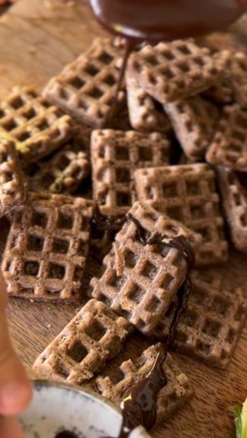 ¿Y si te dijera que cada comida que le das a tus hijos está programando su cuerpo?
No es exageración.
Es ciencia.
Su metabolismo, su energía, su capacidad de concentración, incluso su relación con la comida… empieza en lo que hay hoy en su plato.
No se trata de hacerlo perfecto.
Se trata de hacerlo consciente.
Porque educar el paladar es educar la salud.
Y eso… es un regalo para toda la vida.