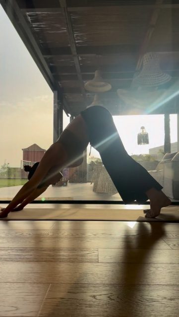 La salud mental…
y los hábitos saludables…
son un círculo virtuoso.

No desde la exigencia…
desde el poder.

Cada pequeño hábito que eliges…
aunque parezca insignificante…
está reeducando tu cuerpo…
y reordenando tu mente.

Dormir mejor…
comer con conciencia…
moverte…
parar…

Todo suma.
Todo transforma.

Y llega un momento…
en el que tu cuerpo reconoce ese bienestar…
y ya no quiere volver atrás.

Porque cuando sabes lo que es sentirte bien…
tu energía cambia…
tu mirada cambia…
tu forma de vivir… cambia.

Y si te desconectas…
si dejas de cuidarte…
lo notas.

Baja la energía…
se apaga la inspiración…
todo pesa un poco más.

Por eso esto no va de hacerlo perfecto…
va de volver.

Volver a ti.
Volver a lo que te hace bien.

Porque no se trata solo de hábitos…
se trata de amarte más cada día y ser un poco mejor contigo y los demás ❤️