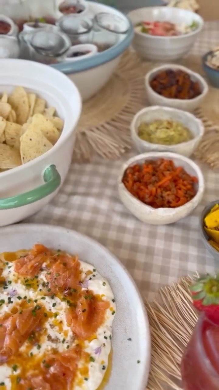 Hay catering. Y hay Llévame al Huerto.
Para los que eligen bien. Para los que saben que la comida también es un mensaje.
Convertimos ingredientes ecológicos y de kilómetro cero en un viaje de sabores y colores que harán de tu mesa un placer para los sentidos.
Porque un evento extraordinario no se mide por el número de invitados.
Se mide por lo que sintieron al sentarse a tu mesa.
Deja que contemos nuestra historia de sabores.
🌿 Ingredientes frescos · Ecológico · Km0 · Gran Canaria
Escríbenos y lo hacemos realidad 👇 #cateringgrancanaria #cateringecologico #km0 #ingredientesfrescos llevamealhuerto cateringcanarias eventoscanarias